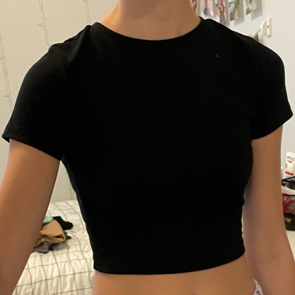 tight black cropped tee